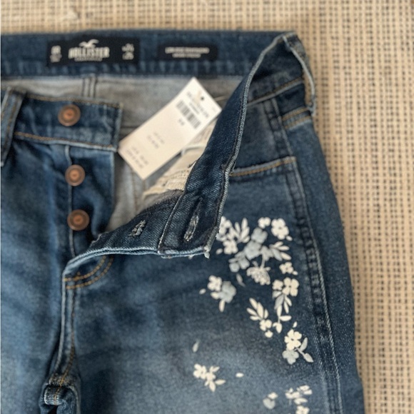 Hollister Boyfriend Distressed Floral Embroidered Cropped Jeans - Picture 9 of 10